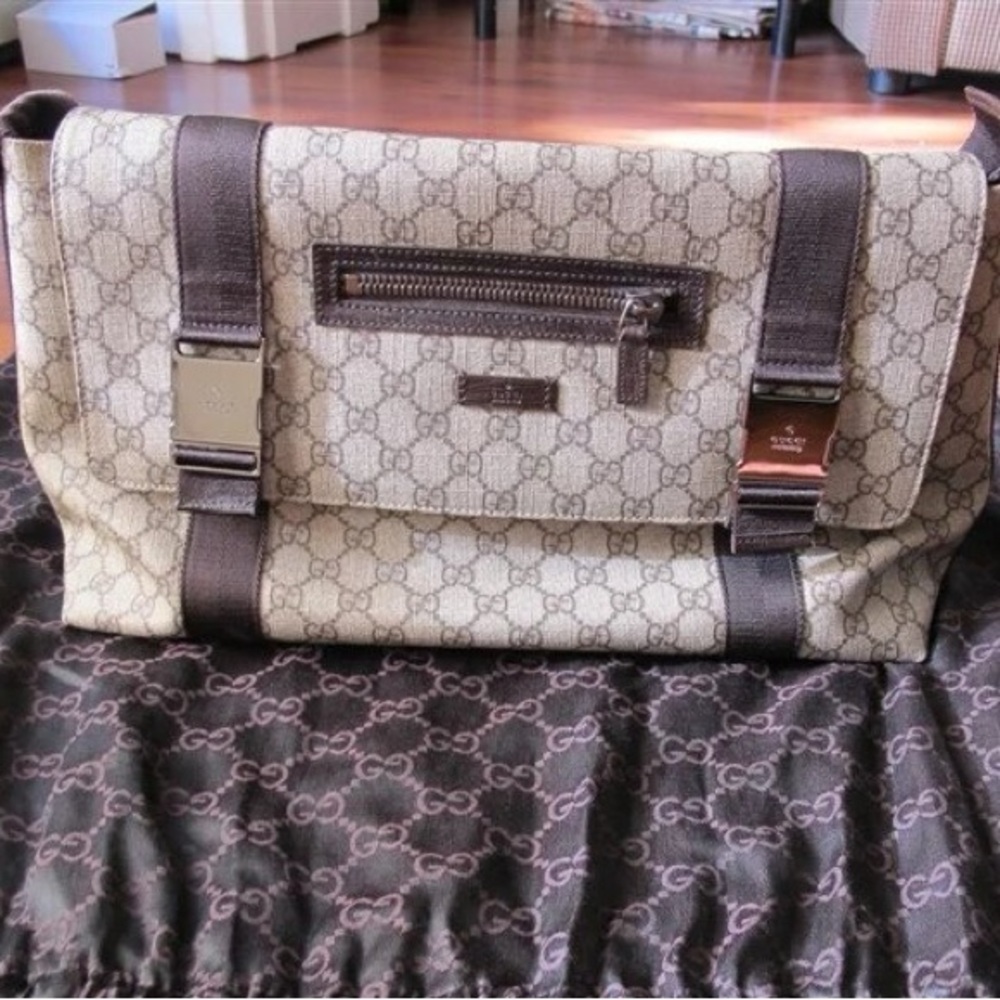 Gucci Monogram Gg Supreme Messenger bag